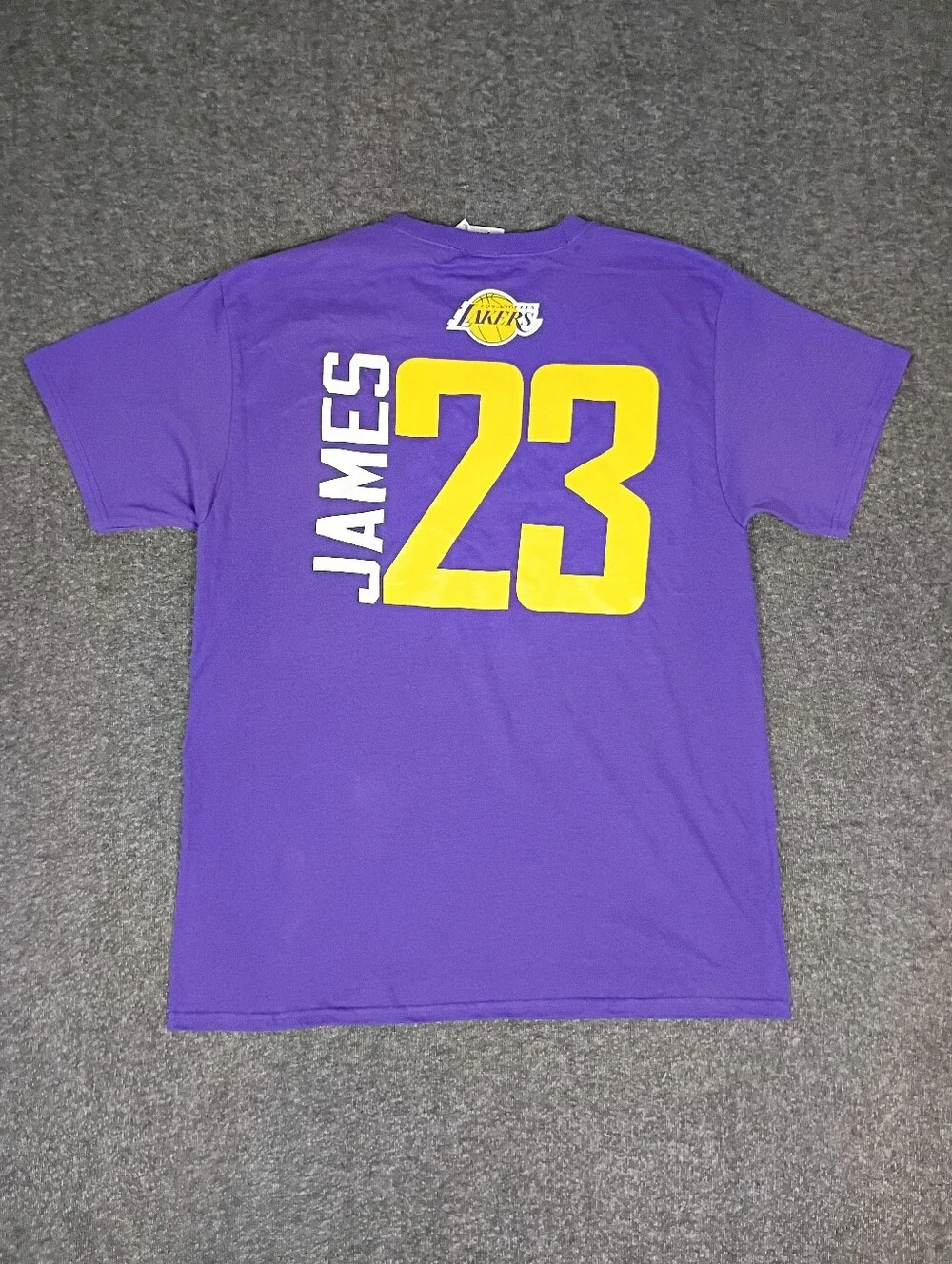 Majestic Los Angeles Lakers LeBron James #23 Purple T-Shirt Men's Large NWT.